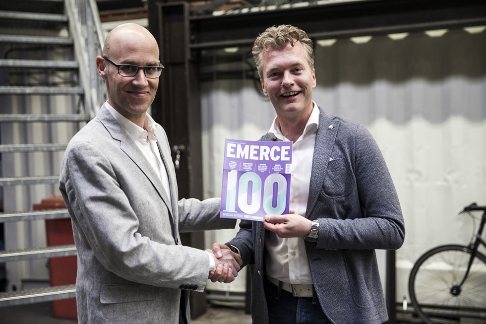 Ronald ter Voert geeft het eerste exemplaar van de Emerce 100 aan Ate van der Meer van Snakeware