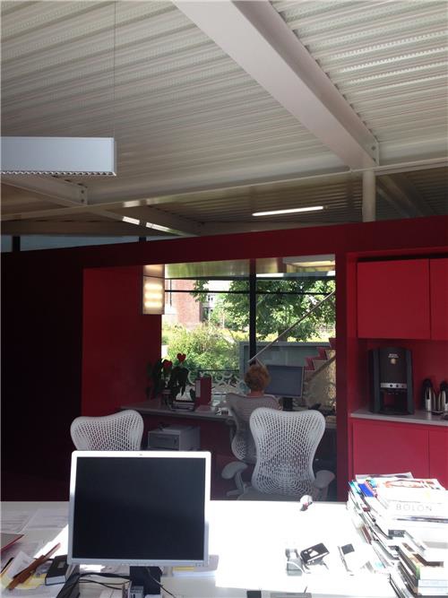 Hoge plafonds en veel glas geeft een ruim gevoel Hoge plafonds en veel glas geeft een ruim gevoel