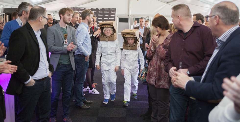 Leerlingen van Stichting Odyssee komen het paviljoen binnen in hun astronautenpak