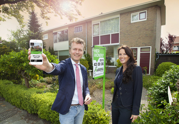 Ate van der Meer van Snakeware met de Lightcurb app met informatie over de woning aan de Worptjaardastraat in Sneek en Jeannette Hoekstra van Makelaardij Hoekstra. Ate van der Meer van Snakeware met de Lightcurb app met informatie over de woning aan de Worptjaardastraat in Sneek en Jeannette Hoekstra van Makelaardij Hoekstra.