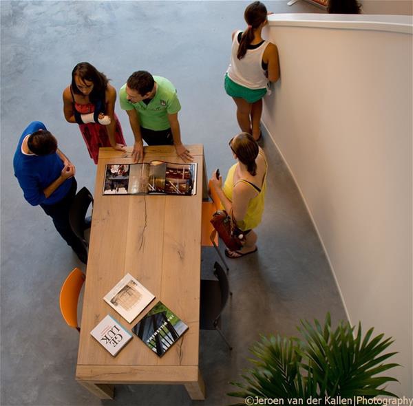 Adi Mlivic geeft uitleg over de verbouw van de Gashouder aan de hand van een fotoboek