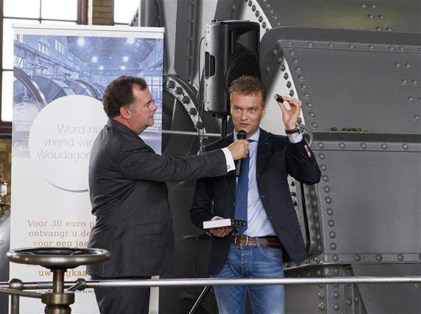 Ate van der Meer laat een Lightcurb iBeacon zien