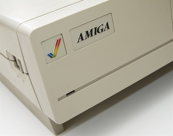 Commodore Amiga 1000 uit 1985 werkend exemplaar bij Snakeware op kantoor Commodore Amiga 1000 uit 1985 werkend exemplaar bij Snakeware op kantoor