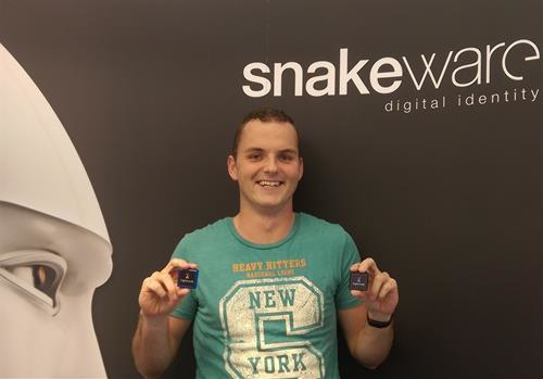 Arjen de Jong met twee Lightcurb iBeacons