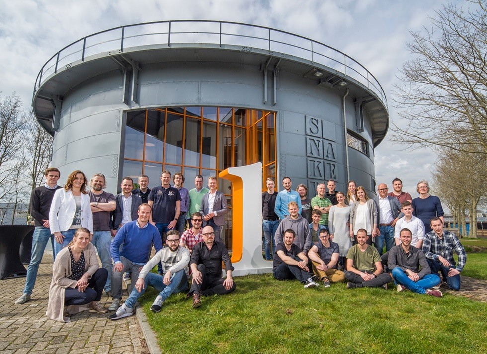 Bij digital agency Snakeware staat het nummer 1 vanaf vandaag levensgroot voor het kantoor. “Een belofte aan iedereen die het wil horen en zien.”