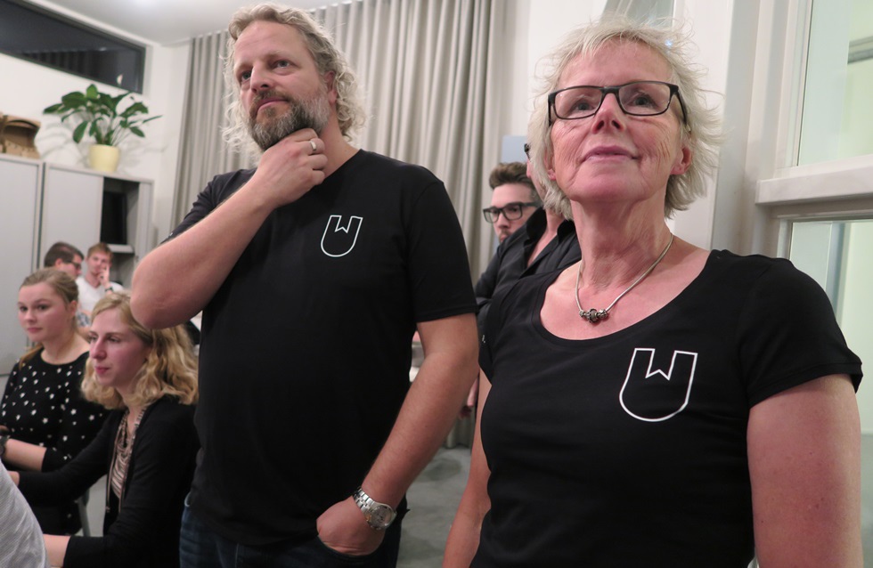 Erwin Keuning en Janneke van Beek krijgen als eersten een t-shirt met het nieuwe Snakeware logo 