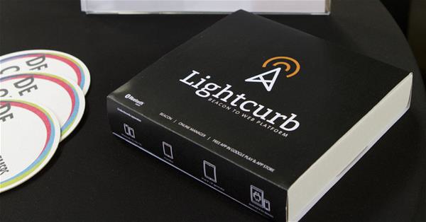 Lightcurb Beacon to web platform verpakking met iBeacon, toegang tot platform en gratis app