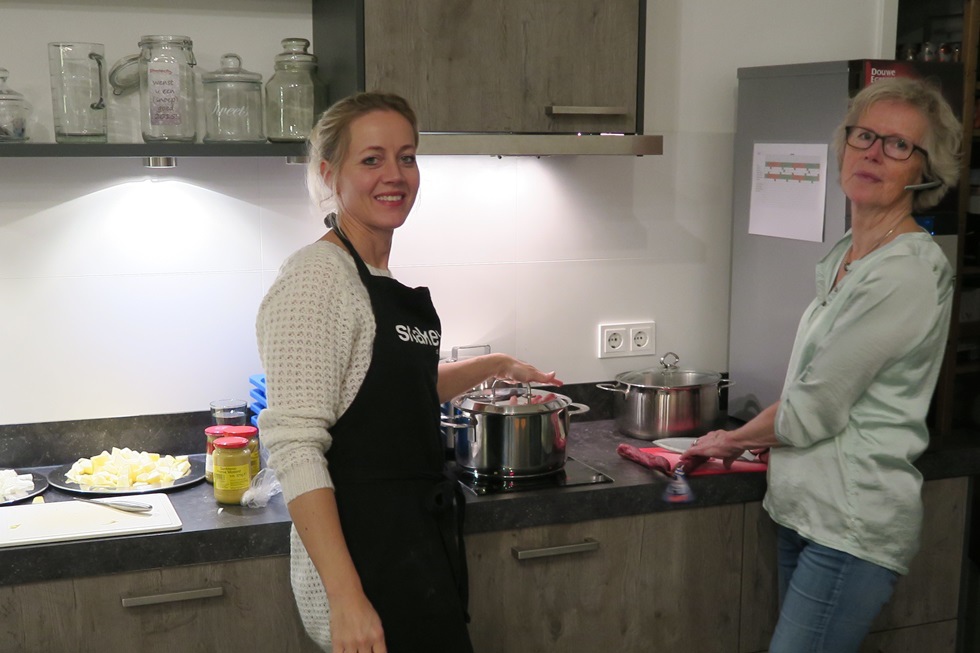 Catharina Weersma en Janneke van Beek maken mosterdsoep en pompoensoep