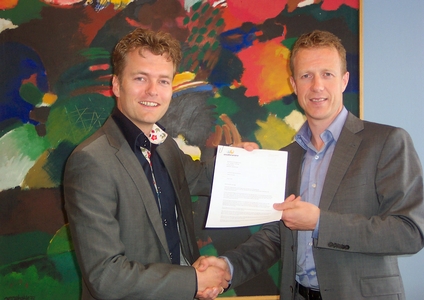 Ate van der Meer van Snakeware en Tjeerd Rijpma van De Tjongerschans schudden elkaar de hand en tonen de samenwerkingsovereenkomst