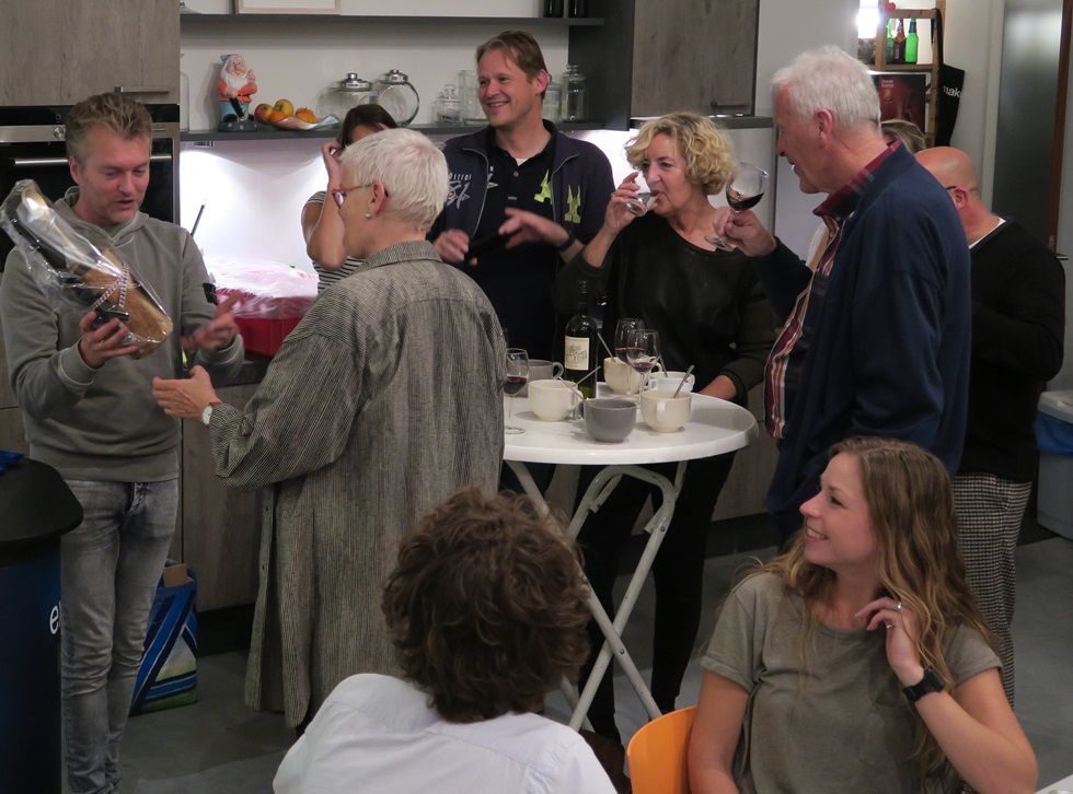 Ate van der Meer bedankt Klazien Hoomans voor haar jarenlange inzet tijdens de Mosselavond.
