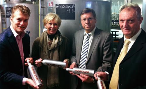 Ate van der Meer, Heleen Sonnenberg, Kees Poiesz en Douwe Koops bij Tank 49 met de eerste flessen Wodkado voor de Poiesz Supermarkten Ate van der Meer, Heleen Sonnenberg, Kees Poiesz en Douwe Koops bij Tank 49 met de eerste flessen Wodkado voor de Poiesz Supermarkten