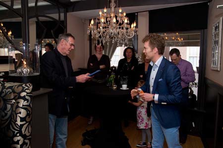 Ben Bunt krijgt het 'jongensboek' overhandigd uit handen van Ate van der Meer